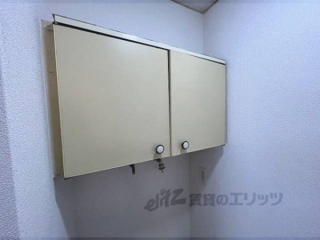 収納　洗濯機上