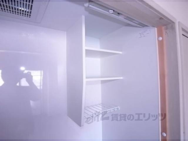 キッチン　キッチン棚　一人分の食器を置くのに十分な大きさです