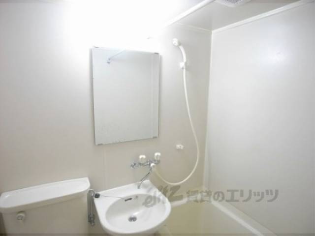 洗面所　シャワー・鏡・洗面台