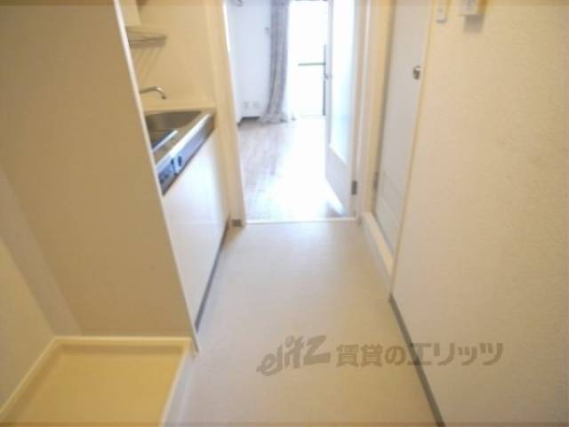 廊下　玄関からの光景です