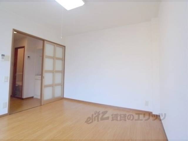 居室　一人暮らしにはちょうど良い広さです。