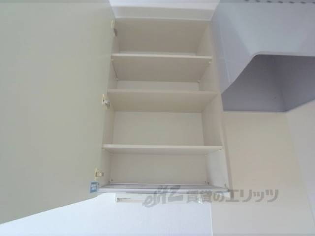 収納　キッチン上部　食器がしまえます