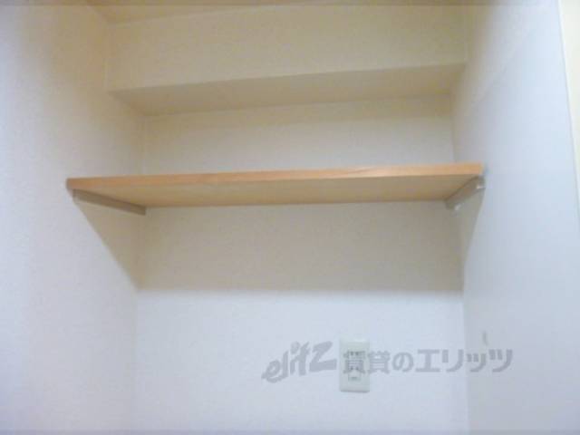 冷蔵庫置場　洗濯機置場上の収納