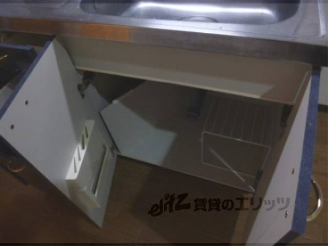 収納棚の下部