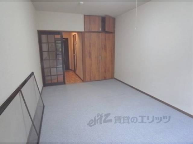 洋室　外した網戸がおいてあります