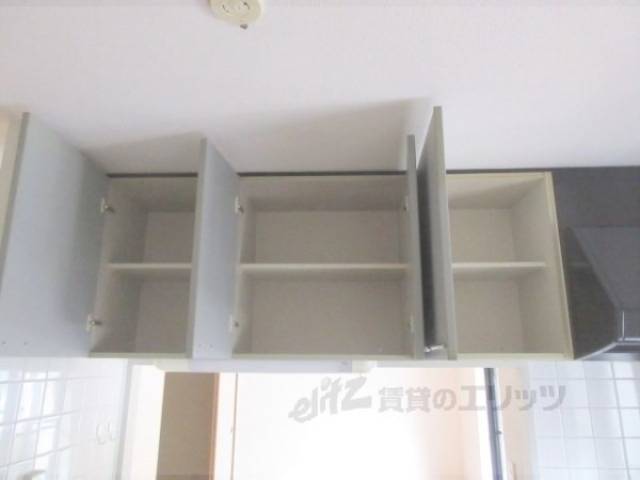 キッチン　上部収納棚