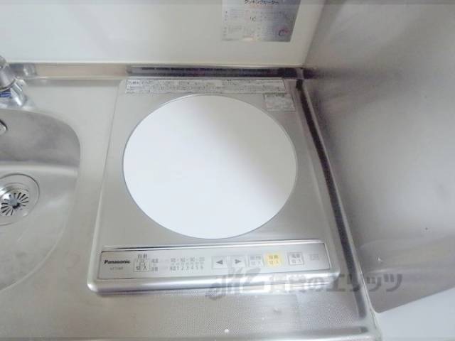 キッチン　電子コンロ　コンロが備えついています