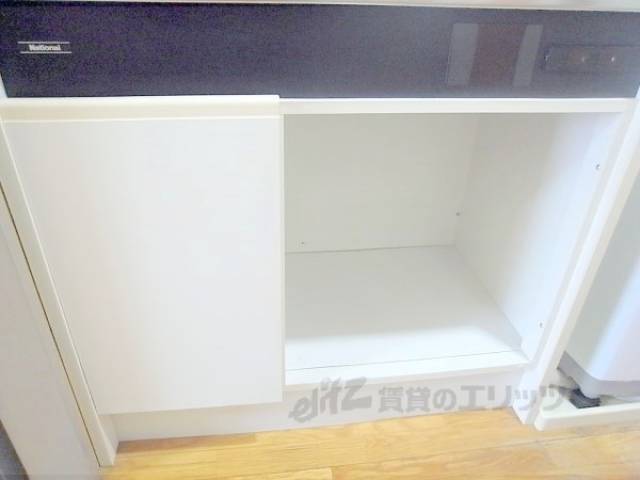 キッチン　下部収納　こちらにも収納スペースがあります。