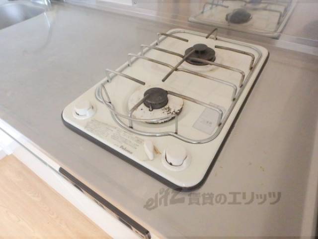 キッチン　使いやすい2口ガスコンロ付きです。