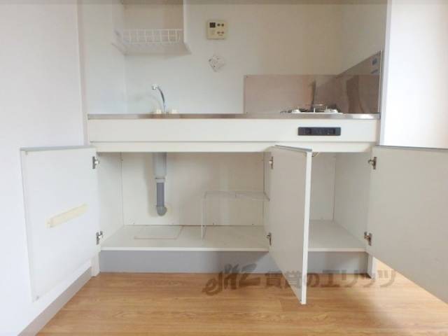 キッチン　シンク下の収納も大きいです。