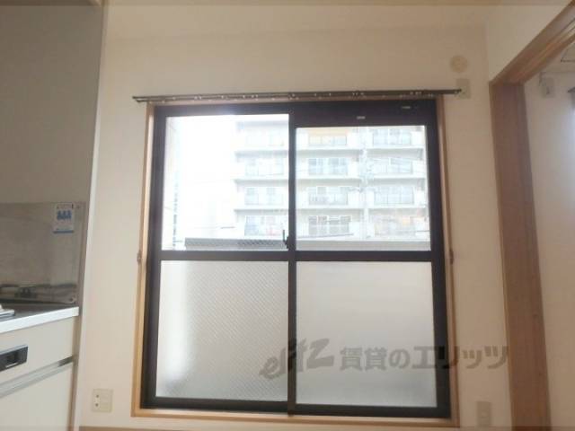 キッチン　大きな窓で明るいです。