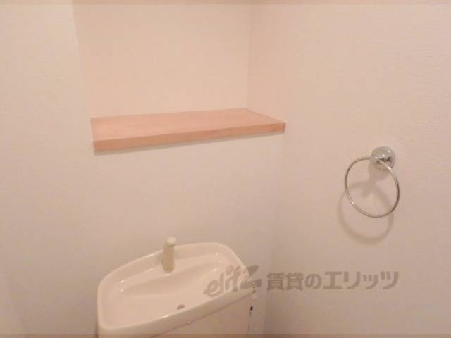 トイレ　飾り棚付きで便利です。