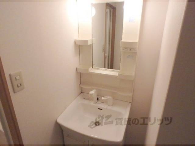 洗面所　女性に嬉しい洗面台付。