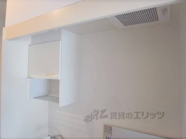 収納　キッチン上部