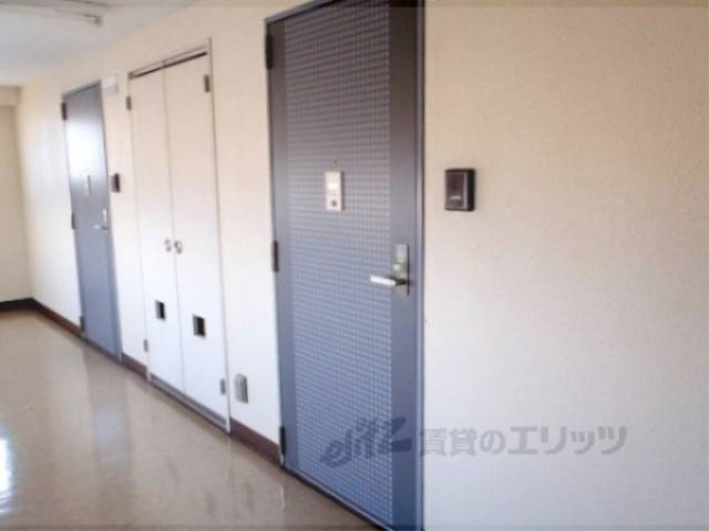 玄関　建物内の廊下なので濡れる心配がありません