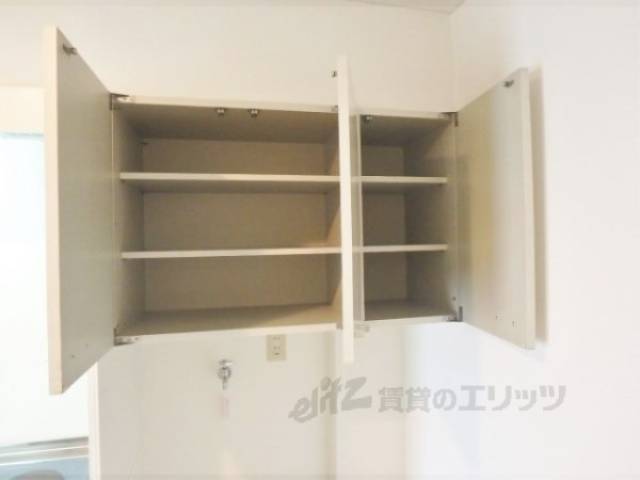収納　洗濯機置き場の上に収納があります。