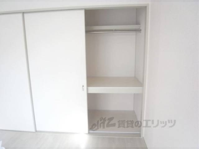 収納　服を掛けるようになっています。