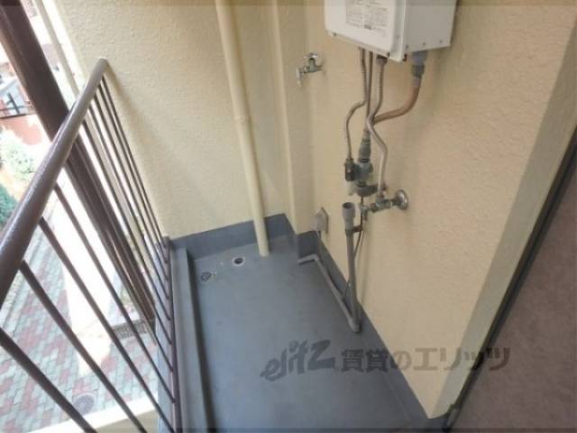洗濯機置場　洗濯機は玄関の外に設置できます