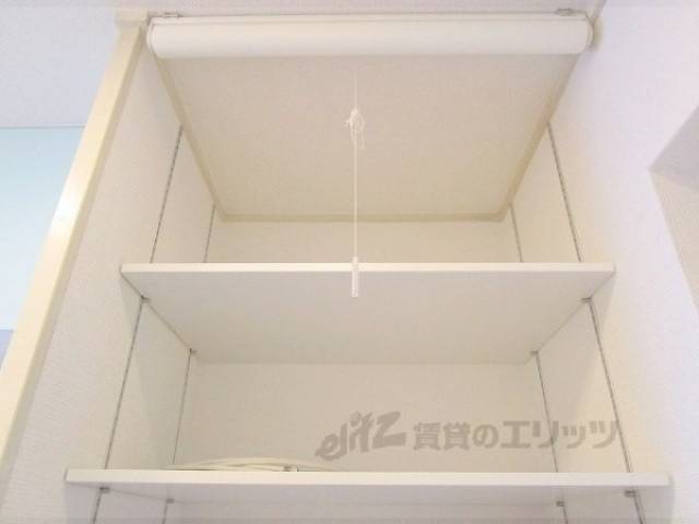 洗濯機置場　上部棚　ロールカーテン付いてます