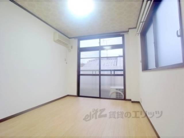 居室　暖かみのあるお部屋です。