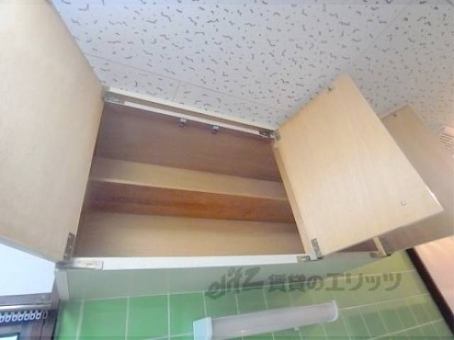 キッチン　上部収納　調理器具の収納も困ることはありません。