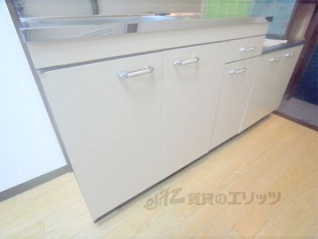 キッチン　下部収納　食器類もたくさん収納できますね。