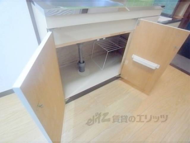 キッチン　下部収納　包丁も安全に収納できますよ。