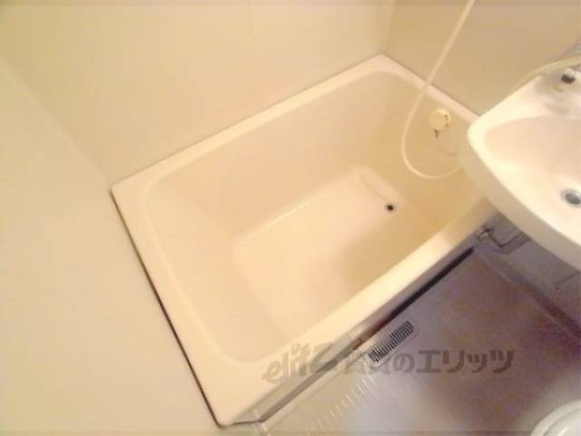 風呂　バスタブ　ゆったりとした浴槽で快適です。
