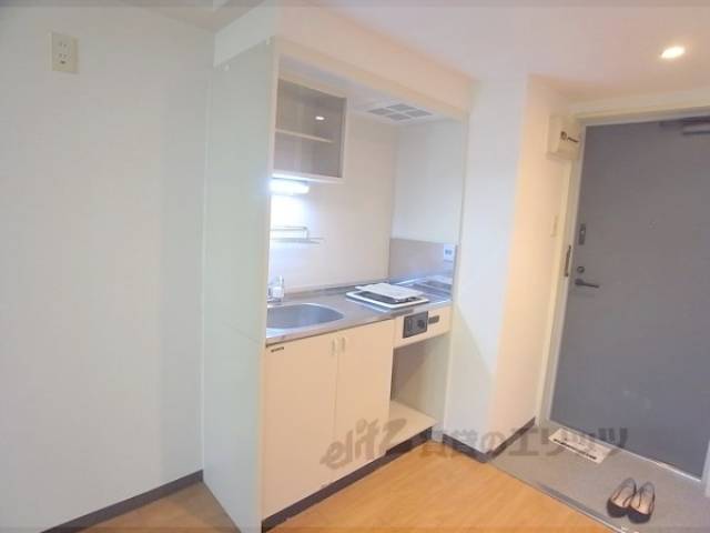 キッチン　冷蔵庫はキッチンの横