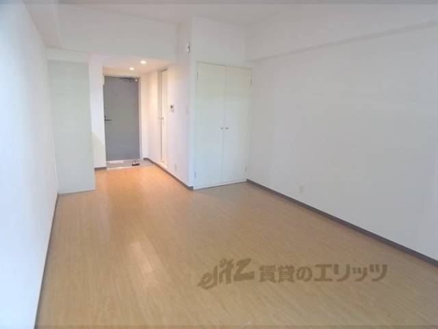 洋室　カーペットからフローリングになりました