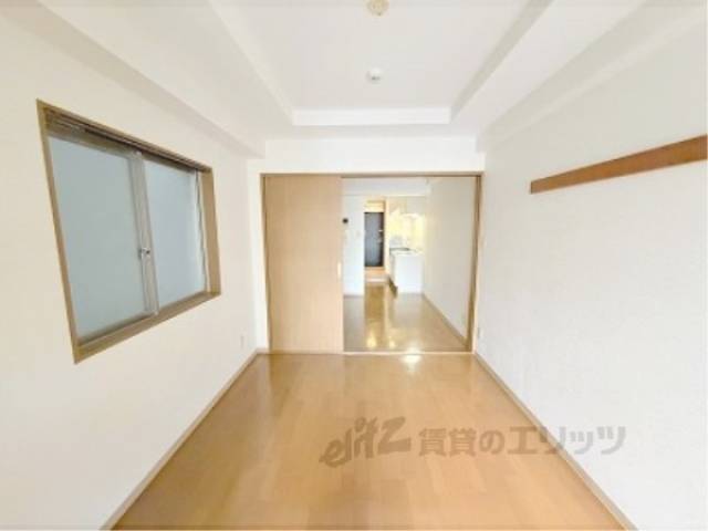 洋室　キッチン部分も少し広めです。