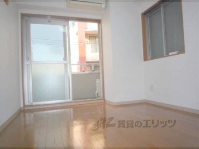 洋室　窓が二つございます。