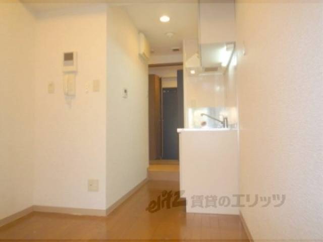 居室　小さなテーブルくらいなら置けます。