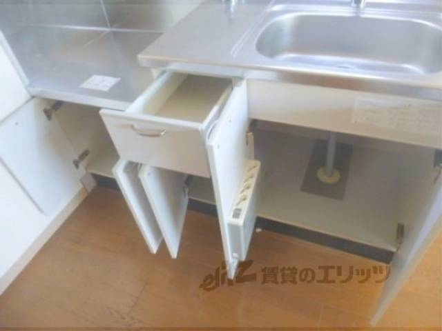 キッチン　収納棚の下部