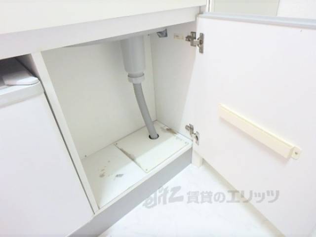 キッチン　下部収納　包丁入れがあり便利です