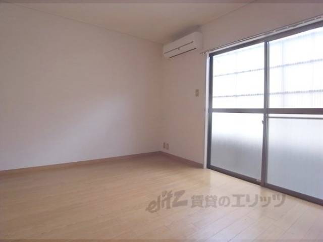 洋室　大きな窓で風通し良好です