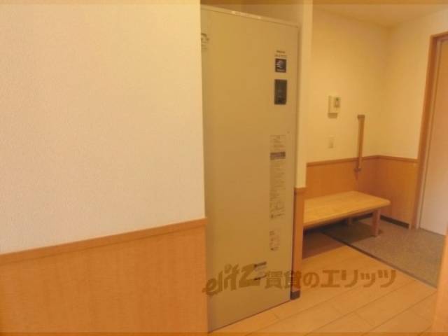 玄関　電気温水器