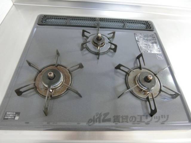 キッチン　三口コンロ