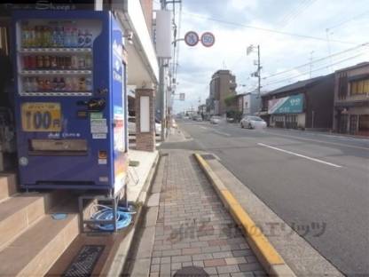 眺望　ビル玄関口より