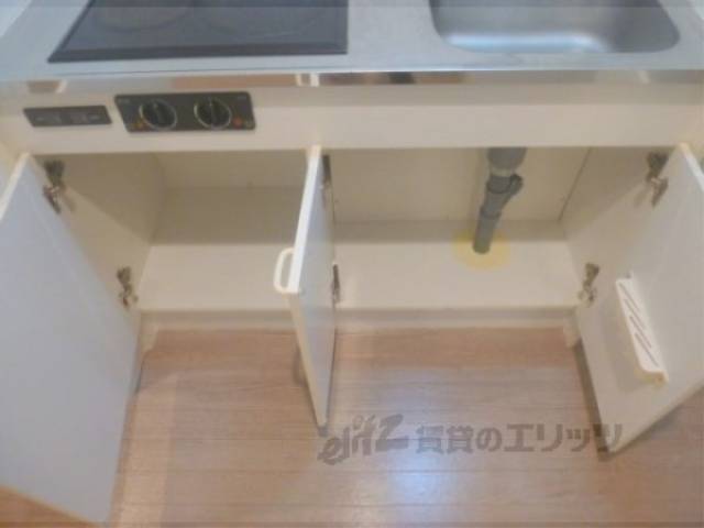 キッチン　収納棚の下部