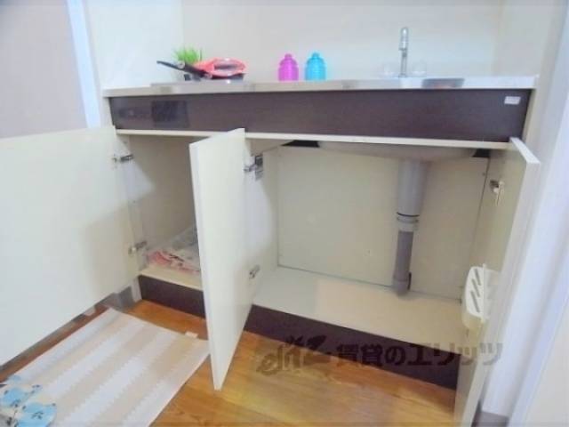 キッチン　キッチン下部収納　調味料などが収納できます。
