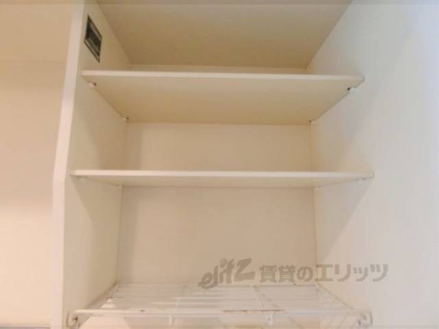 収納　キッチン上部棚