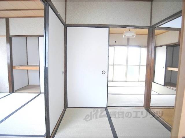 玄関入ってすぐの和室