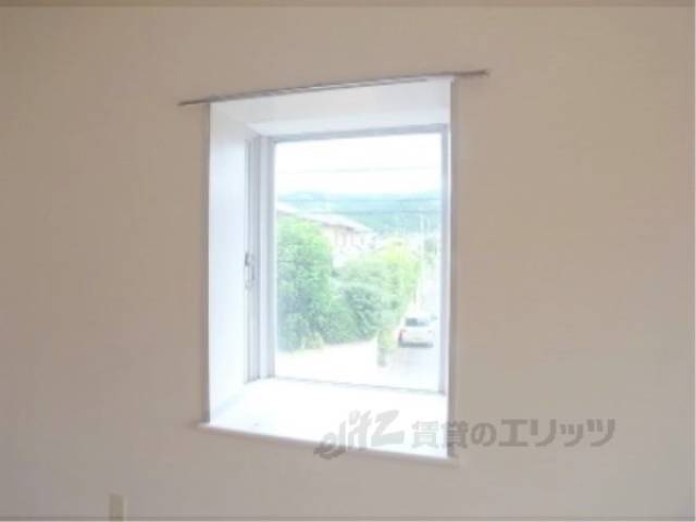 窓　採光・換気窓付いています