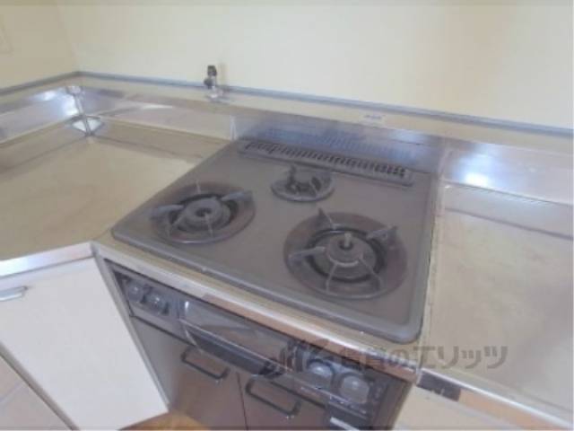 キッチン　三口コンロ付いています
