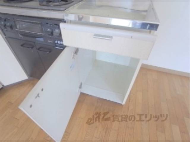 キッチン　コンロ下に収納あります