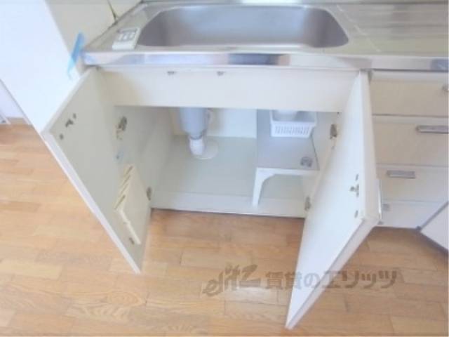 キッチン　シンク下にも収納あります