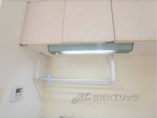 キッチン　シンク上に棚ついています