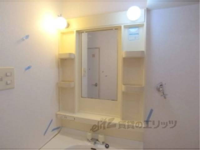 洗面所　鏡・棚付いています