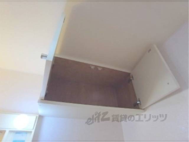 洗面所　洗濯機置き場上に収納あります